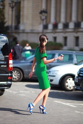 Come indossare e abbinare un vestito a tubino verde per una donna di 30 anni: Vestiti con un vestito a tubino verde per un drink dopo il lavoro. Sandali con tacco di seta blu sono una eccellente scelta per completare il look.