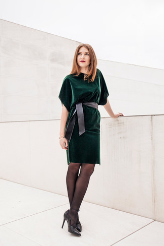 Come indossare e abbinare décolleté in modo formale: Metti un vestito a tubino di velluto verde scuro, perfetto per il lavoro. Completa questo look con un paio di décolleté.