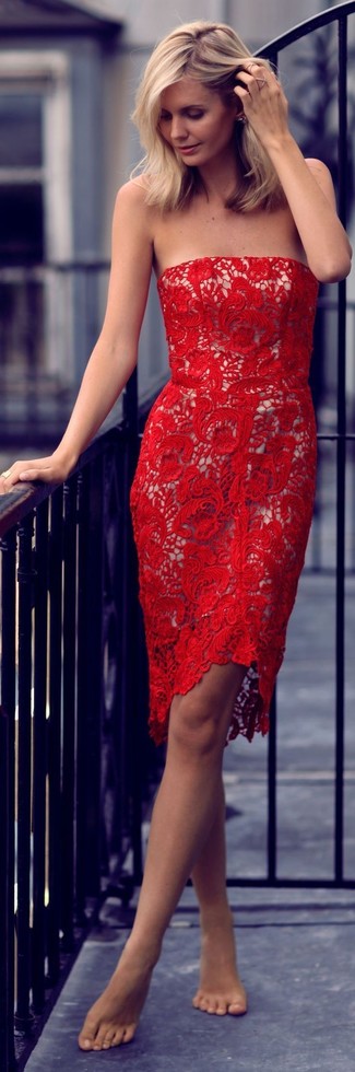 Come indossare e abbinare un vestito aderente di pizzo rosso in estate 2024 in modo smart-casual: Scegli un vestito aderente di pizzo rosso per affrontare con facilità la tua giornata. Una magnifica scelta per per vestirsi con stile durante la stagione calda!