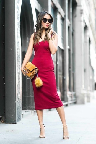 Come indossare e abbinare una borsa senape per una donna di 30 anni: Prova a combinare un vestito aderente rosso con una borsa senape per un look trendy e alla mano. Completa questo look con un paio di sandali con tacco in pelle beige.