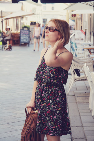 Come indossare e abbinare occhiali da sole marroni per una donna di 30 anni: Scegli un outfit composto da un vestito casual a fiori nero e occhiali da sole marroni per un look facile da indossare.