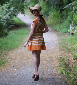 Come indossare e abbinare un vestito casual arancione per una donna di 30 anni: Vestiti con un vestito casual arancione per le giornate pigre. Mettiti un paio di sandali con zeppa in pelle marrone scuro per un tocco virile.