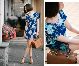 Come indossare e abbinare un vestito casual a fiori blu scuro: Mostra il tuo stile in un vestito casual a fiori blu scuro per le giornate pigre. Sandali con tacco in pelle marroni sono una interessante scelta per completare il look.