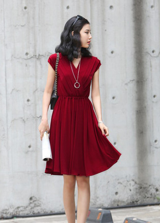 Come indossare e abbinare un vestito casual a pieghe rosso: Scegli un outfit composto da un vestito casual a pieghe rosso per una sensazione di semplicità e spensieratezza.