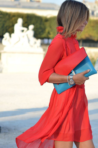 Come indossare e abbinare una pochette in pelle acqua: Punta su un vestito casual di chiffon rosso e una pochette in pelle acqua per un'atmosfera casual-cool.
