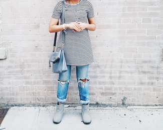 Quale stivaletti indossare con jeans blu per una donna di 30 anni in modo rilassato: Combina un vestito casual a righe orizzontali grigio con jeans blu per un look perfetto per il weekend. Stivaletti sono una buona scelta per completare il look.