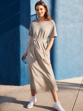Moda donna anni 30 quando fa caldo in modo rilassato: Opta per un vestito casual grigio per essere casual. Sneakers alte di tela bianche sono una valida scelta per completare il look.