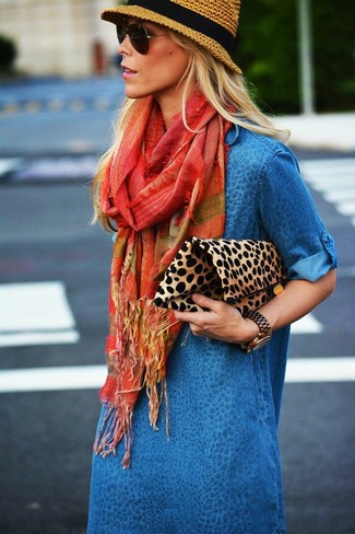 Come indossare e abbinare una borsa leopardata: Punta su un vestito casual di jeans blu e una borsa leopardata per le giornate pigre.
