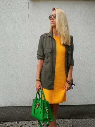 Come indossare e abbinare una borsa shopping in pelle verde per una donna di 30 anni quando fa caldo in modo smart-casual: Opta per un vestito casual senape e una borsa shopping in pelle verde per un outfit rilassato ma alla moda.