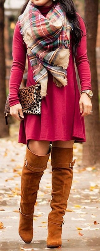 Come indossare e abbinare scarpe terracotta: Metti un vestito casual rosso per un look trendy e alla mano. Abbellisci questo completo con un paio di stivali sopra il ginocchio in pelle scamosciata terracotta.
