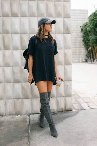 Come indossare e abbinare stivali sopra il ginocchio grigio scuro: Potresti indossare un vestito casual nero per un'atmosfera casual-cool. Aggiungi un paio di stivali sopra il ginocchio grigio scuro al tuo look per migliorare all'istante il tuo stile.