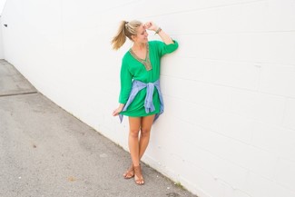 Come indossare e abbinare un vestito verde menta in modo casual: Scegli un outfit composto da un vestito verde menta e una camicia di jeans azzurra per un look trendy e alla mano. Perfeziona questo look con un paio di sandali piatti in pelle marroni.