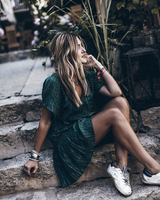 Come indossare e abbinare un vestito verde scuro: Scegli un vestito verde scuro per un'atmosfera casual-cool. Sfodera il gusto per le calzature di lusso e opta per un paio di sneakers basse in pelle bianche.