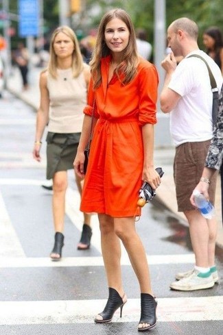 Come indossare e abbinare un vestito arancione: Punta su un vestito arancione per un pranzo domenicale con gli amici. Aggiungi un paio di sabot in pelle neri al tuo look per migliorare all'istante il tuo stile.