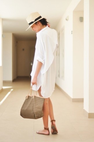 Come indossare e abbinare un borsalino: Per un outfit della massima comodità, potresti combinare un vestito chemisier bianco con un borsalino. Un paio di sandali piatti in pelle marroni si abbina alla perfezione a una grande varietà di outfit.