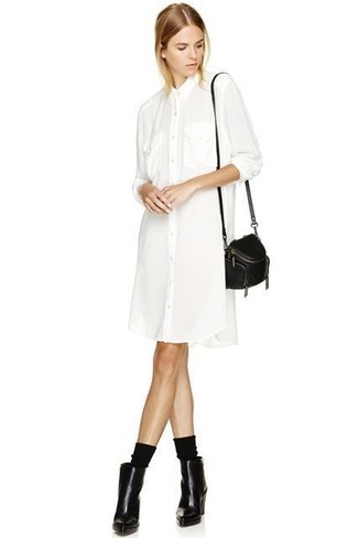 Come indossare e abbinare un vestito chemisier bianco: Scegli un outfit composto da un vestito chemisier bianco per essere casual. Stivaletti in pelle neri sono una eccellente scelta per completare il look.