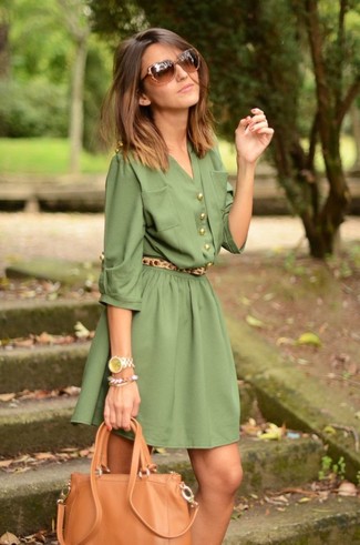 Come indossare e abbinare una borsa beige in autunno 2024: Potresti abbinare un vestito chemisier verde oliva con una borsa beige per una sensazione di semplicità e spensieratezza. Ecco un outfit perfetto per i mesi autunnali.