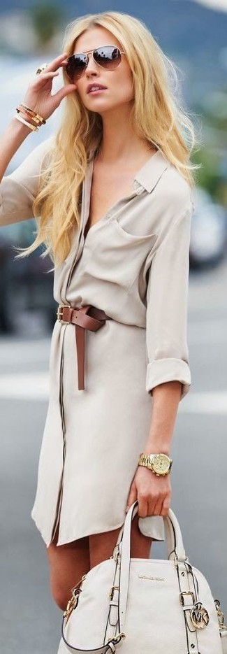 Come indossare e abbinare una cintura marrone quando fa molto caldo in modo smart-casual: Vestiti con un vestito chemisier beige e una cintura marrone per un'atmosfera casual-cool.