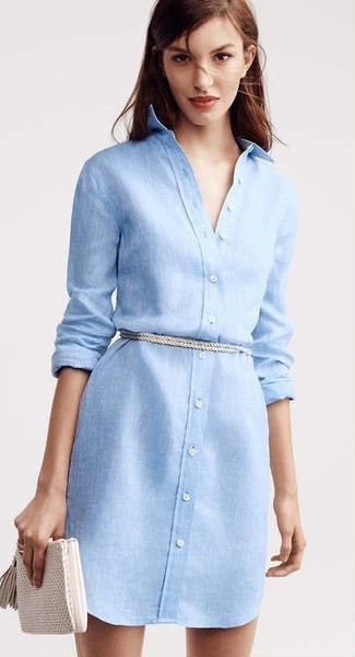 Come indossare e abbinare una pochette bianca e blu: Scegli un vestito chemisier di lino azzurro e una pochette bianca e blu per un look perfetto per il weekend.