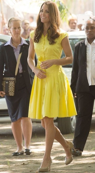 Look di Kate Middleton: Vestito chemisier giallo, Décolleté in pelle beige