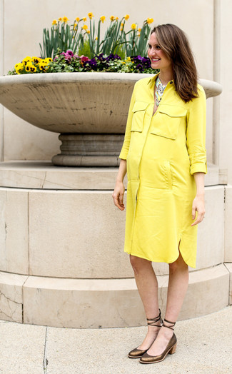 Come indossare e abbinare décolleté dorati: Scegli un vestito chemisier giallo per affrontare con facilità la tua giornata. Completa questo look con un paio di décolleté dorati.