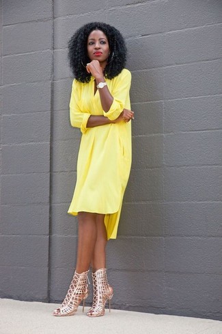 Trend da donna 2024 quando fa molto caldo in modo smart-casual: Potresti indossare un vestito chemisier giallo per un outfit comodo ma studiato con cura. Sandali con tacco in pelle beige sono una splendida scelta per completare il look.