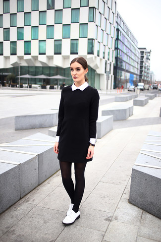 Come indossare e abbinare stringate in modo smart-casual: Metti un vestito chemisier nero e bianco per un look trendy e alla mano. Mostra il tuo gusto per le calzature di alta classe con un paio di stringate.
