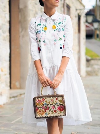 Come indossare e abbinare una borsa beige per una donna di 30 anni: Indossa un vestito chemisier ricamato bianco e una borsa beige per andare a prendere un caffè in stile casual.
