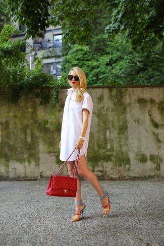 Come indossare e abbinare una borsa rossa: Prova a combinare un vestito chemisier bianco con una borsa rossa per una sensazione di semplicità e spensieratezza. Questo outfit si abbina perfettamente a un paio di sandali con tacco in pelle multicolori.