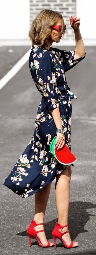 Look alla moda per donna: Vestito chemisier a fiori blu scuro, Sandali con tacco in pelle scamosciata rossi, Pochette rossa, Occhiali da sole rossi