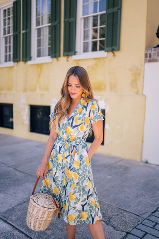 Come indossare e abbinare una borsa beige: Vestiti con un vestito chemisier stampato giallo e una borsa beige per una sensazione di semplicità e spensieratezza.