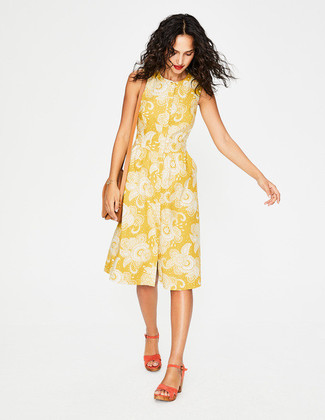Come indossare e abbinare sandali con tacco gialli per una donna di 30 anni: Opta per un vestito chemisier stampato giallo per un look raffinato per il tempo libero. Rifinisci questo look con un paio di sandali con tacco gialli.
