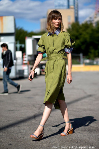 Quale sandali con zeppa indossare con un vestito chemisier verde oliva: Mostra il tuo stile in un vestito chemisier verde oliva per creare un look raffinato e glamour. Sandali con zeppa sono una buona scelta per completare il look.