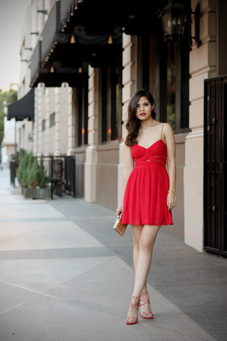 Come indossare e abbinare una borsa con paillettes: Opta per il comfort in un vestito da cocktail di chiffon rosso e una borsa con paillettes. Perfeziona questo look con un paio di sandali con tacco in pelle rossi.