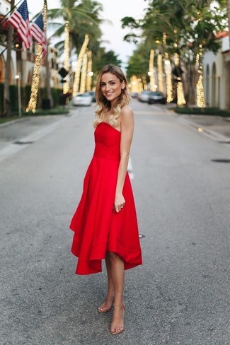 Trend da donna 2024 quando fa molto caldo in modo formale: Metti un vestito da cocktail rosso per creare un look smart casual. Sandali con tacco in pelle beige sono una gradevolissima scelta per completare il look.