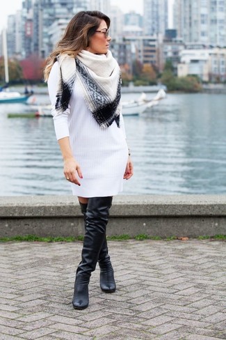 Look alla moda per donna: Vestito di maglia bianco, Stivali sopra il ginocchio in pelle neri, Sciarpa bianca e nera