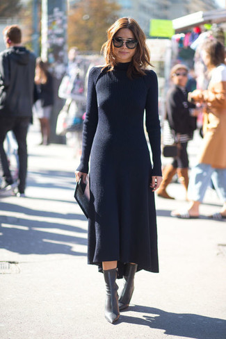 Look alla moda per donna: Vestito di maglia blu scuro, Stivaletti in pelle neri, Occhiali da sole marrone scuro