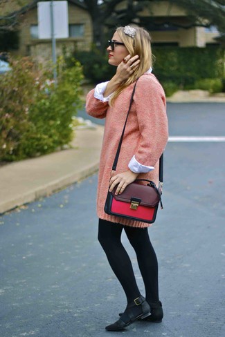 Come indossare e abbinare un cerchietto con perline in modo smart-casual: Abbina un vestito di maglia rosa con un cerchietto con perline per un look comfy-casual. Ballerine in nubuck nere sono una gradevolissima scelta per completare il look.