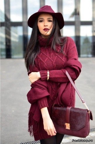 Come indossare e abbinare un borsalino di lana rosso in modo smart-casual: Opta per un vestito di maglia lavorato a maglia bordeaux e un borsalino di lana rosso per un look comfy-casual.