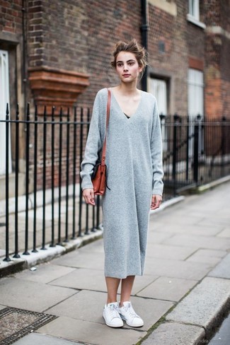 Look alla moda per donna: Vestito di maglia grigio, Sneakers basse bianche, Borsa a tracolla in pelle terracotta