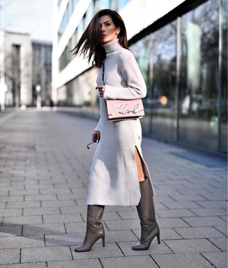 Look alla moda per donna: Vestito di maglia grigio, Stivali al ginocchio in pelle grigio scuro, Borsa a tracolla in pelle rosa