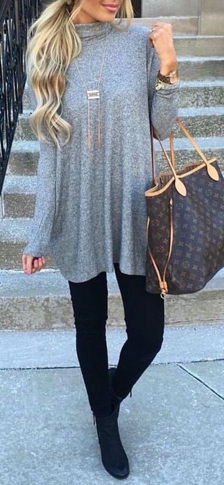 Come indossare e abbinare una borsa stampata per una donna di 30 anni quando fa caldo: Metti un vestito di maglia grigio e una borsa stampata per un'atmosfera casual-cool. Stivaletti in pelle scamosciata neri sono una eccellente scelta per completare il look.
