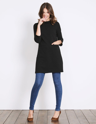 Look alla moda per donna: Vestito di maglia nero, Jeans aderenti blu, Décolleté in pelle scamosciata leopardati marroni