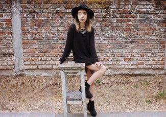 Look alla moda per donna: Vestito di maglia nero, Stivaletti con zeppa in pelle scamosciata neri, Borsalino di lana nero, Collana argento