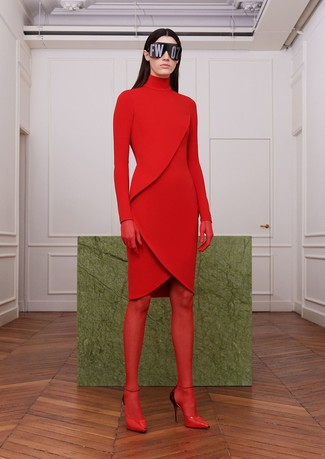 Come indossare e abbinare décolleté in modo formale: Indossa un vestito di maglia rosso per un look trendy e alla mano. Décolleté sono una buona scelta per completare il look.