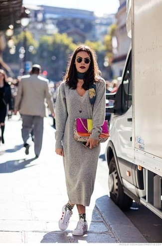Look alla moda per donna: Vestito di maglia grigio, Sneakers basse in pelle bianche, Cartella in pelle multicolore, Sciarpa di seta stampata foglia di tè
