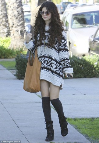 Look di Selena Gomez: Vestito di maglia stampato bianco, Stivaletti con lacci in pelle scamosciata neri, Calzini lunghi neri, Borsa shopping in pelle marrone chiaro