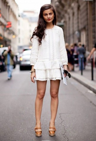 Come indossare e abbinare un vestito bianco: Scegli un vestito bianco per le giornate pigre. Rifinisci questo look con un paio di décolleté in pelle marrone chiaro.