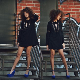 Come indossare e abbinare scarpe blu per una donna di 20 anni: Per un outfit della massima comodità, metti un vestito estivo nero. Prova con un paio di décolleté con zeppa in pelle scamosciata blu per mettere in mostra il tuo gusto per le scarpe di alta moda.