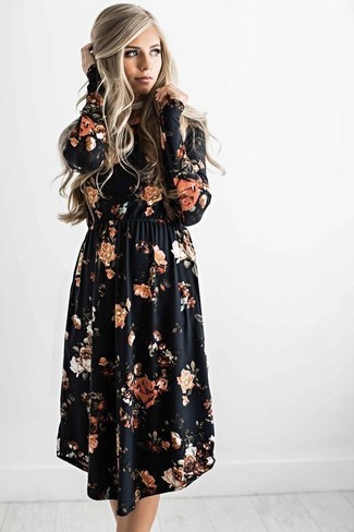 Come indossare e abbinare un vestito longuette a fiori: Metti un vestito longuette a fiori per essere casual.